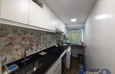 Imagem: O apartamento possui 2 Dormitórios, 1 Banheiro, 1 Vaga na garagem