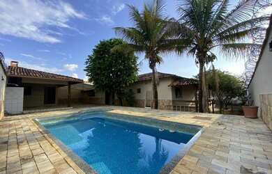 Imagem: A casa possui 3 Dormitórios, 3 Banheiros, 3 Vagas na garagem