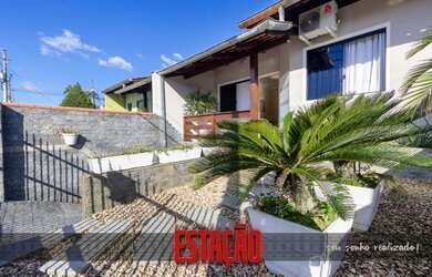 Imagem: A casa possui 3 Dormitórios, 2 Banheiros, 2 Vagas na garagem