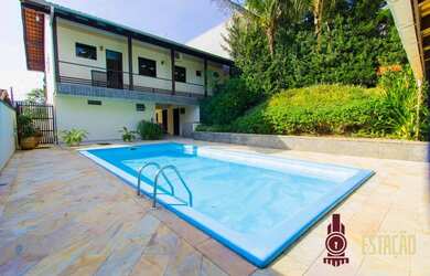 Imagem: A casa possui 3 Dormitórios, 3 Banheiros, 4 Vagas na garagem