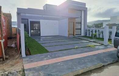 Imagem: A casa possui 3 Dormitórios, 2 Banheiros, 2 Vagas na garagem