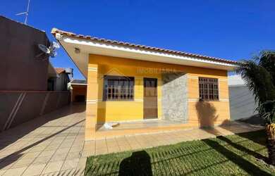 Imagem: A casa possui 3 Dormitórios, 1 Banheiro, 1 Vaga na garagem