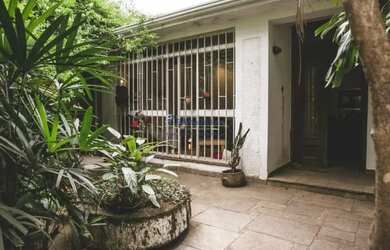 Imagem: A casa à venda possui 3 Dormitórios, 1 Banheiro, 4 Vagas na