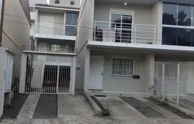 Imagem: A casa possui 2 Dormitórios, 1 Banheiro, 2 Vagas na garagem