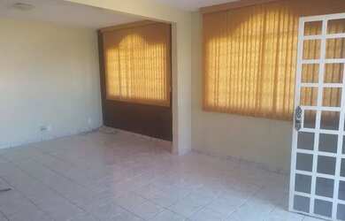 Imagem: A casa possui 3 Dormitórios, 2 Banheiros, 1 Vaga na garagem