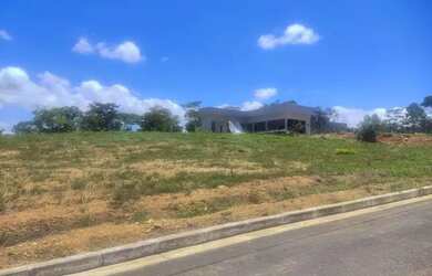 Imagem: O terreno e possui Dormitórios, Suítes, Banheiros, 1000-0m²