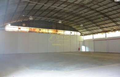 Imagem: O depósito possui 5 Vagas na garagem, 2.300m² de Área e