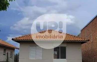 Imagem: A casa possui 2 Dormitórios, 1 Banheiro, 2 Vagas na garagem