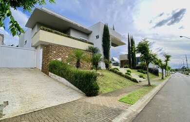 Imagem: A casa possui 3 Dormitórios, 1 Banheiro, 5 Vagas na garagem