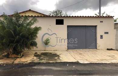 Imagem: A casa possui 3 Dormitórios, 2 Banheiros, 3 Vagas na garagem