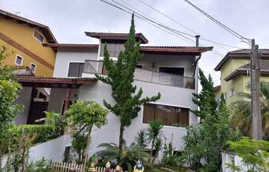 Imagem: A casa em condomínio possui 5 Dormitórios, 5 Banheiros, 4