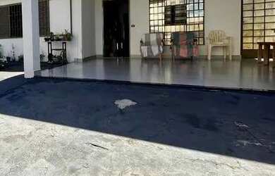 Imagem: A casa possui 4 Dormitórios, 3 Banheiros, 1 Vaga na garagem