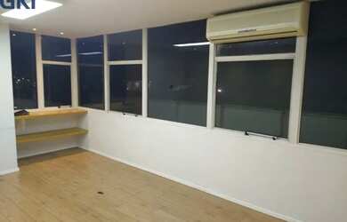 Imagem: O depósito possui 2 Vagas na garagem, 160m² de Área e está