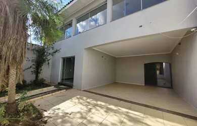 Imagem: A casa possui 5 Dormitórios, 3 Banheiros, 5 Vagas na garagem