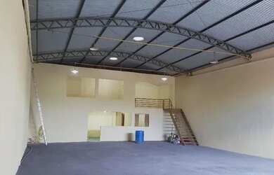 Imagem: O depósito possui 5 Vagas na garagem, 220m² de Área e está