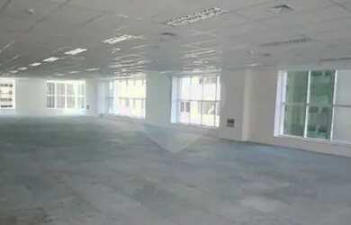 Imagem: O depósito possui 5 Vagas na garagem e 568m² de Área e está