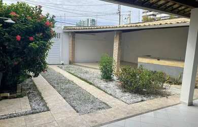 Imagem: A casa possui 3 Dormitórios, 2 Banheiros, 5 Vagas na garagem