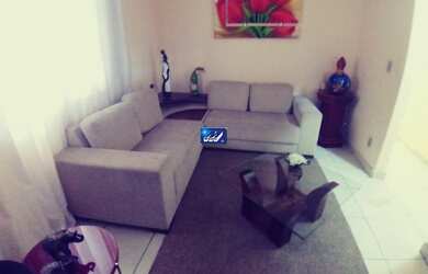 Imagem: A casa possui 3 Dormitórios, 2 Banheiros, 2 Vagas na garagem