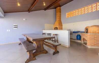 Imagem: A casa possui 3 Dormitórios, 4 Banheiros, 2 Vagas na garagem