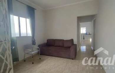 Imagem: A casa possui 3 Dormitórios, 2 Banheiros, 2 Vagas na garagem