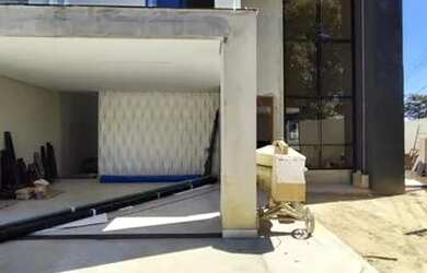 Imagem: A casa possui 3 Dormitórios, 3 Banheiros, 2 Vagas na garagem