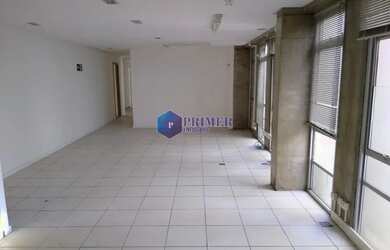 Imagem: O depósito possui 2 Vagas na garagem, 228m² de Área e está