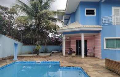 Imagem: A casa possui 4 Dormitórios, 5 Banheiros, 4 Vagas na garagem