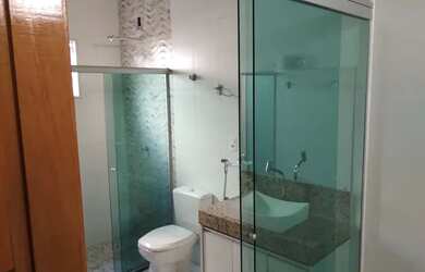 Imagem: A casa possui 3 Dormitórios, 3 Banheiros, 3 Vagas na garagem