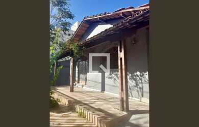 Imagem: A casa possui 3 Dormitórios, 3 Banheiros, 4 Vagas na garagem