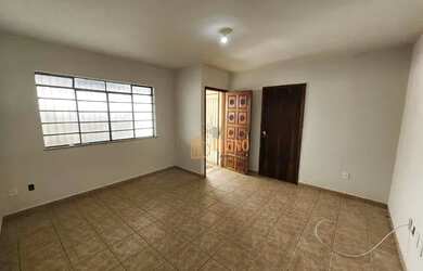 Imagem: A casa possui 2 Dormitórios, 1 Banheiro, 2 Vagas na garagem