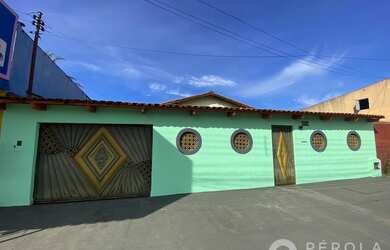 Imagem: A casa possui 3 Dormitórios, 2 Banheiros, 3 Vagas na garagem