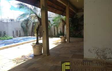 Imagem: A casa possui 3 Dormitórios, 3 Banheiros, 4 Vagas na garagem