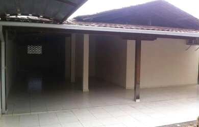 Imagem: A casa possui 4 Dormitórios, 2 Banheiros e 3 Vagas na garagem