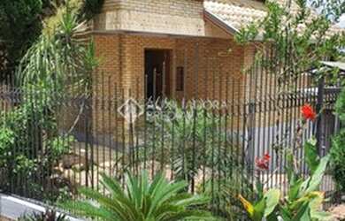 Imagem: A casa possui 3 Dormitórios, 2 Banheiros, 1 Vaga na garagem