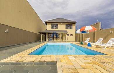 Imagem: A casa possui 4 Dormitórios, 5 Banheiros, 5 Vagas na garagem