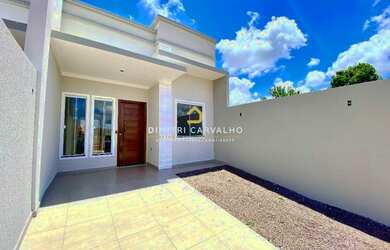 Imagem: A casa possui 3 Dormitórios, 1 Banheiro, 2 Vagas na garagem