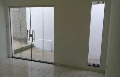 Imagem: A casa possui 3 Dormitórios, 2 Banheiros, 1 Vaga na garagem