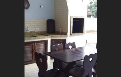 Imagem: A casa possui 2 Dormitórios, 2 Banheiros, 3 Vagas na garagem