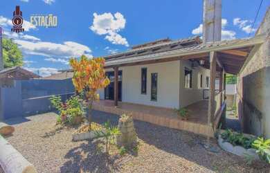 Imagem: A casa possui 3 Dormitórios, 1 Banheiro, 3 Vagas na garagem