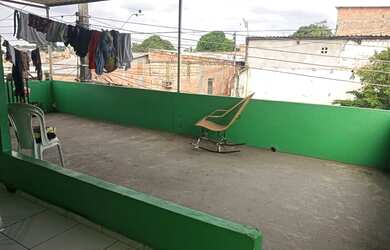 Imagem: A casa possui 3 Dormitórios, 2 Banheiros, 5 Vagas na garagem