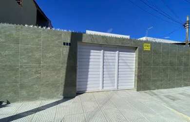 Imagem: A casa possui 3 Dormitórios, 2 Banheiros, 2 Vagas na garagem