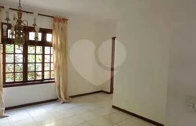 Imagem: A casa possui 3 Dormitórios, 3 Banheiros, 2 Vagas na garagem