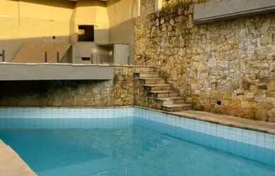 Imagem: A casa em condomínio possui 4 Dormitórios, 1 Banheiro, 2 Vagas