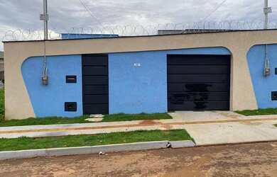 Imagem: A casa possui 2 Dormitórios, 2 Banheiros, 2 Vagas na garagem