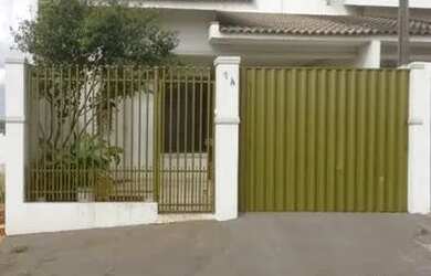 Imagem: A casa possui 3 Dormitórios, 3 Banheiros, 2 Vagas na garagem