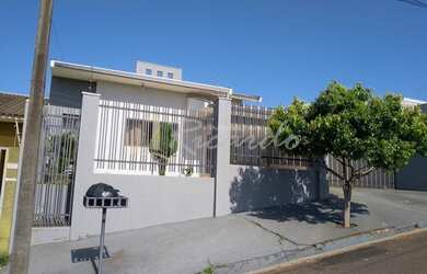 Imagem: A casa possui 3 Dormitórios, 1 Banheiro, 1 Vaga na garagem