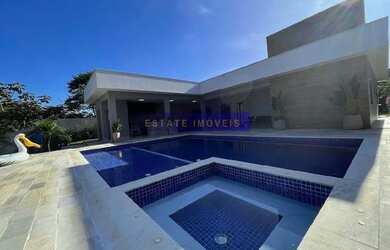 Imagem: A casa em condomínio possui 4 Dormitórios, 5 Banheiros, 4