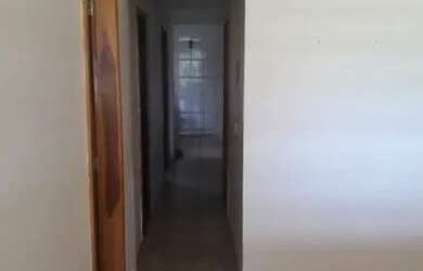 Imagem: A casa possui 3 Dormitórios, 2 Vagas na garagem e está localizado