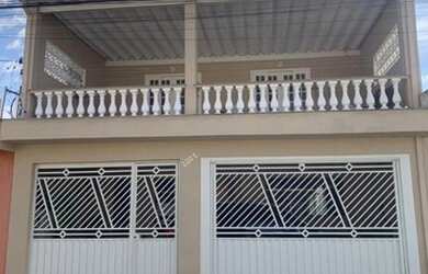 Imagem: A casa possui 5 Dormitórios, 2 Banheiros, 2 Vagas na garagem