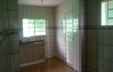 Imagem: A casa possui 3 Dormitórios, 2 Banheiros, 2 Vagas na garagem